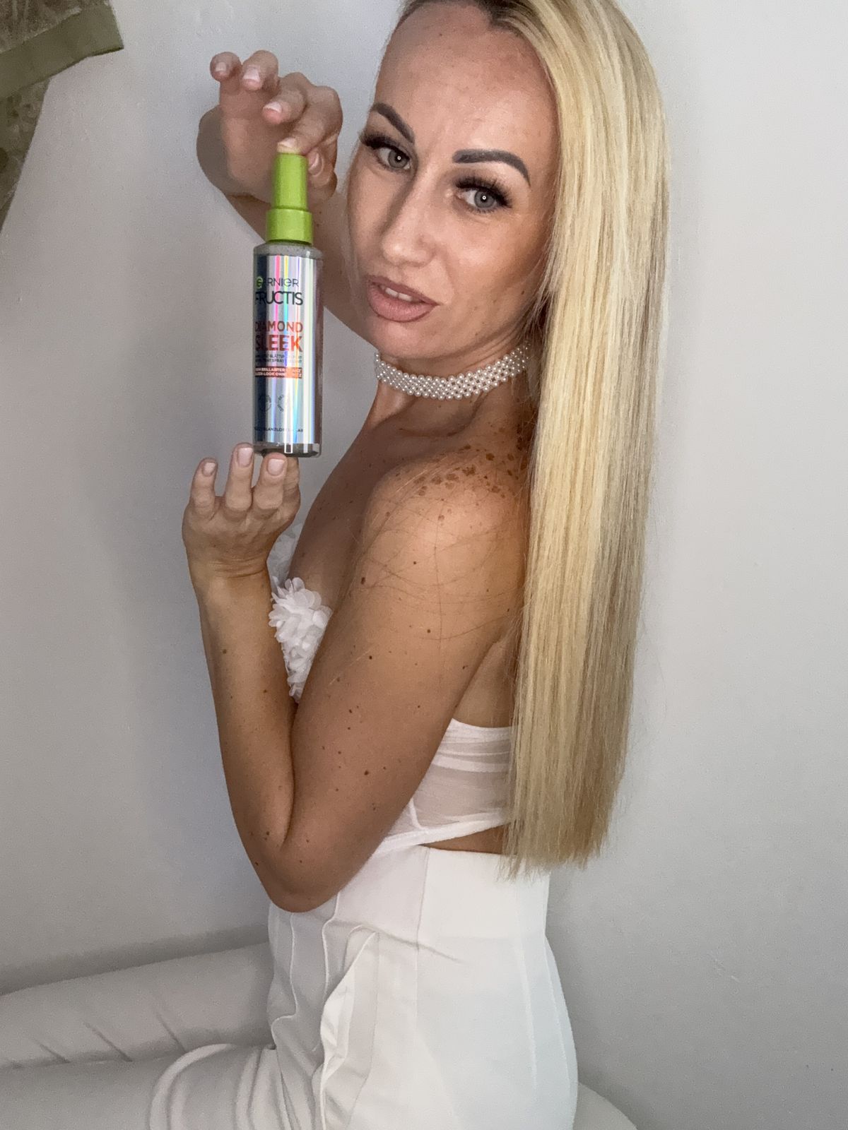 Emina mit Garnier Fructis Diamond Sleek Spray